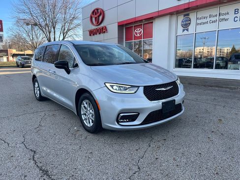 Used 2026 Chrysler Pacifica Select image 8