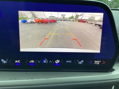 Used 2025 Chevrolet Traverse LT FWD image 23