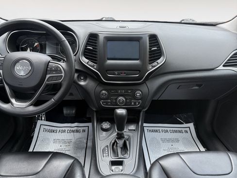 Used 2019 Jeep Cherokee Latitude Plus w/ Cold Weather Group AWD/4WD image 17