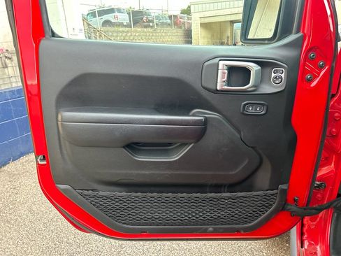 Used 2024 Jeep Wrangler Unlimited Rubicon 4xe AWD/4WD image 9