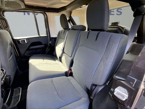 Used 2025 Jeep Wrangler Sahara image 21