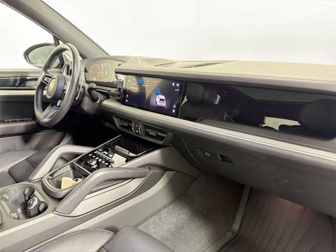Certified 2024 Porsche Cayenne AWD/4WD image 28