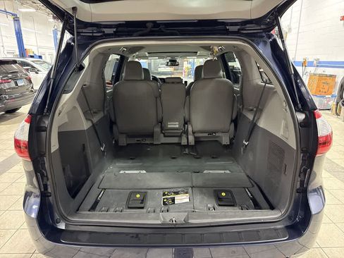 Used 2020 Toyota Sienna XLE w/ XLE Navigation Package image 11