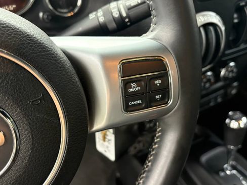 Used 2015 Jeep Wrangler Unlimited Rubicon AWD/4WD image 18