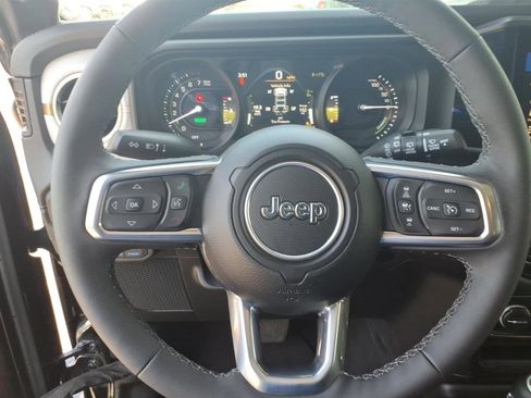 Used 2025 Jeep Wrangler Unlimited Sahara AWD/4WD image 8