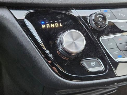 Used 2025 Chrysler Pacifica Select image 13