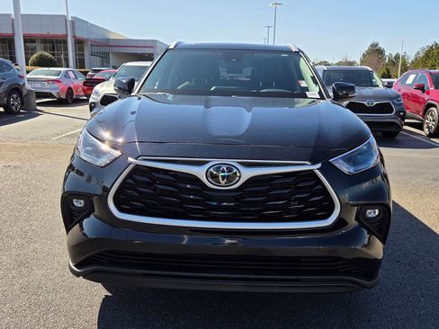 Used 2024 Toyota Highlander XLE image 2