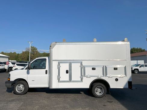 Used 2022 Chevrolet Express 3500 CUTWAY w/ Power Convenience Package image 5