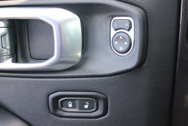 Used 2025 Jeep Wrangler Unlimited Sahara AWD/4WD image 18