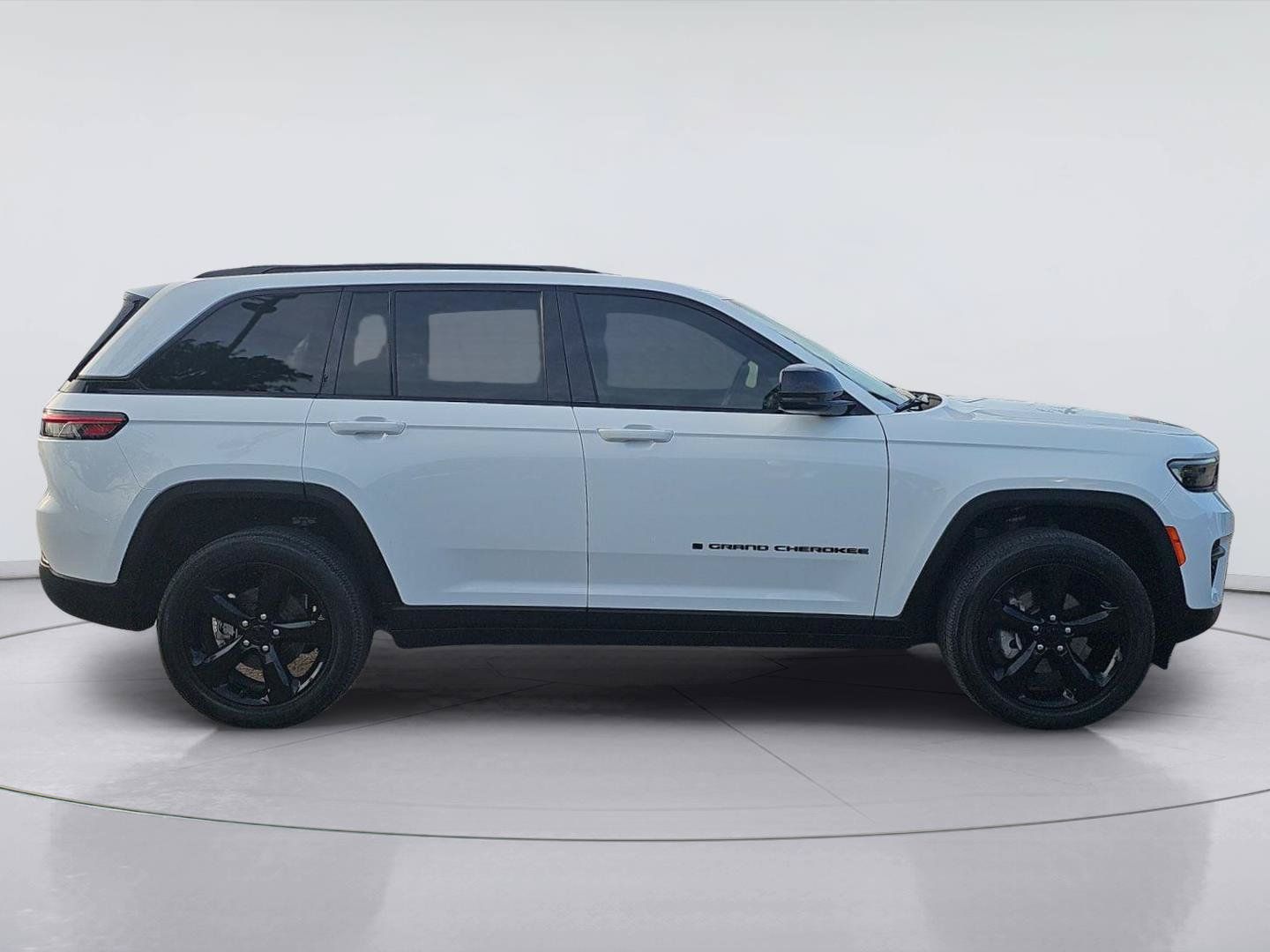 Used 2022 Jeep Grand Cherokee Altitude AWD/4WD image 6