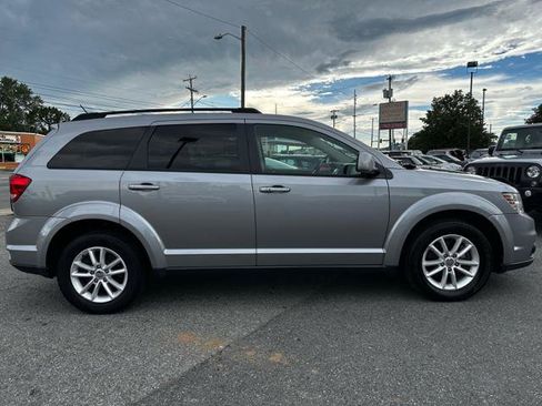 Used 2016 Dodge Journey SXT w/ Comfort/Convenience Group image 4