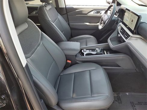 Used 2025 Ford Explorer Active w/ Active Comfort Package image 15