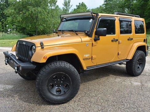 Used 2014 Jeep Wrangler Unlimited Sahara w/ Connectivity Group AWD/4WD image 13