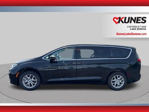 Used 2023 Chrysler Pacifica Touring-L FWD image 8