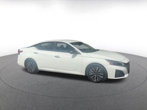 Used 2025 Nissan Altima 2.5 SV image 2