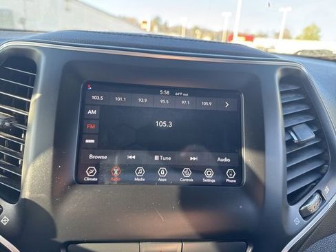 Used 2019 Jeep Cherokee Latitude w/ Cold Weather Group AWD/4WD image 16