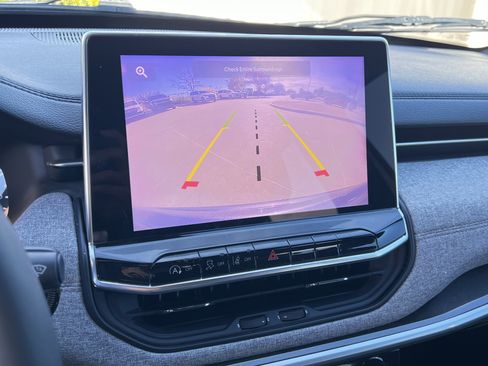 Used 2023 Jeep Compass Latitude image 24