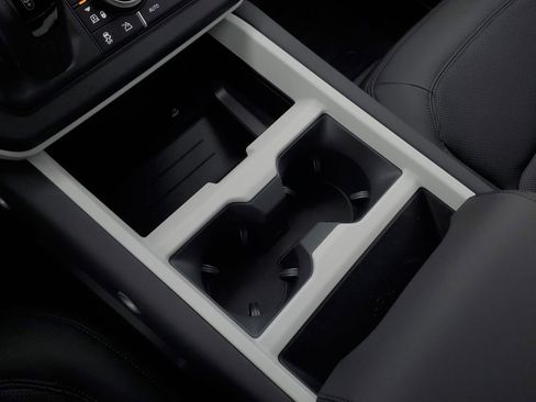 Used 2025 Land Rover Defender 130 X-Dynamic SE image 33