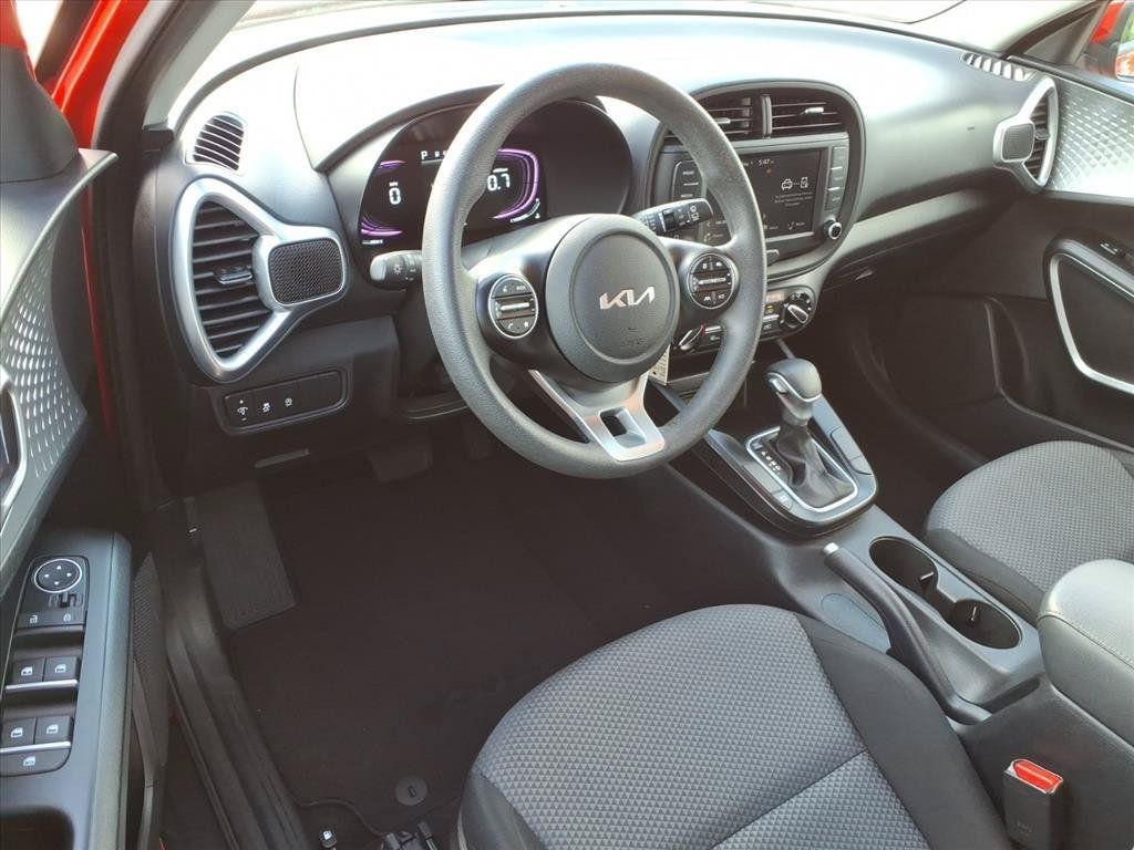 Used 2025 Kia Soul LX w/ LX Technology Package FWD image 18