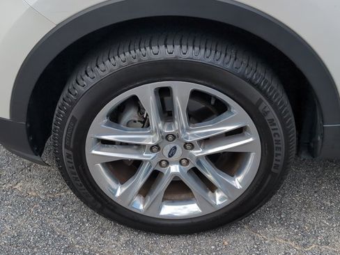 Used 2017 Ford Explorer XLT w/ Equipment Group 202A AWD/4WD image 30