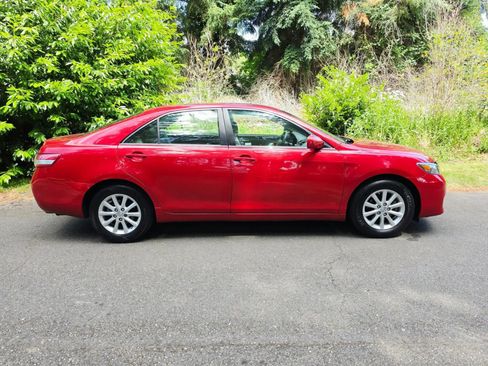 Used 2011 Toyota Camry XLE FWD image 6