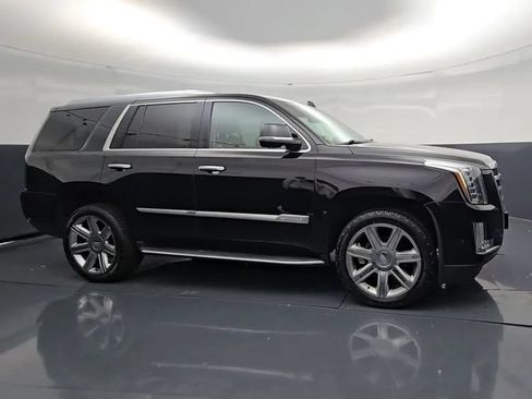 Used 2019 Cadillac Escalade Luxury AWD/4WD image 2