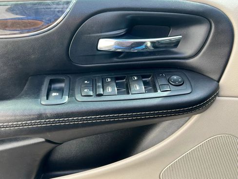 Used 2014 Chrysler Town & Country Touring FWD image 13