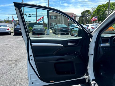 Used 2017 Toyota Highlander XLE image 9