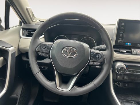 Used 2021 Toyota RAV4 XLE Premium image 12