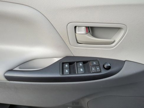 Used 2020 Toyota Sienna L FWD image 17