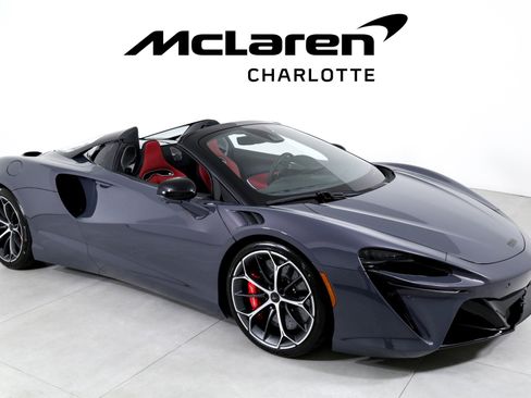 Used 2025 McLaren Artura Spider image 2