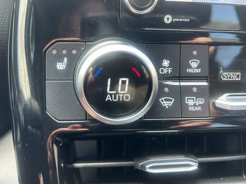 Used 2021 Toyota Highlander XLE FWD image 23