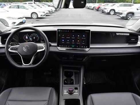 Used 2025 Volkswagen Tiguan SE AWD/4WD image 7