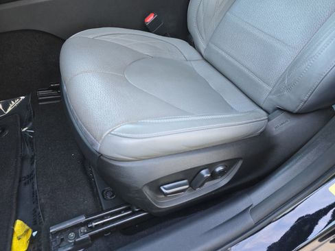 Used 2021 Toyota Avalon Limited image 34