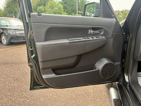 Used 2011 Jeep Liberty Sport AWD/4WD image 11