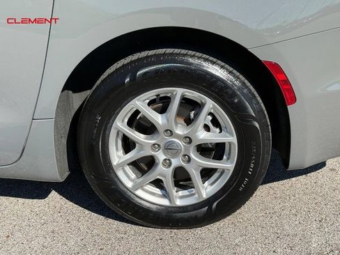 Used 2023 Chrysler Pacifica Touring-L FWD image 4