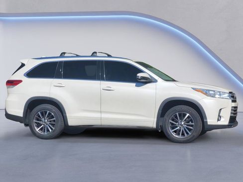 Used 2018 Toyota Highlander XLE FWD image 4