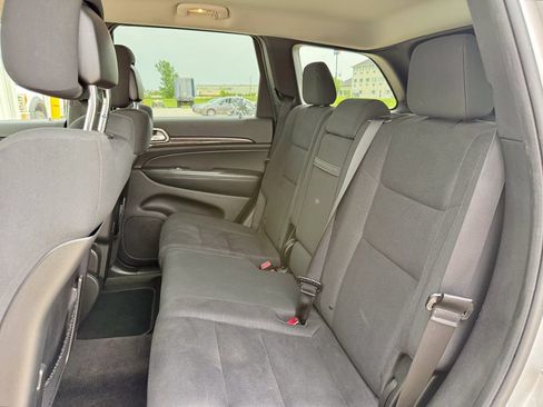 Used 2012 Jeep Grand Cherokee Laredo w/ Laredo E Group AWD/4WD image 12