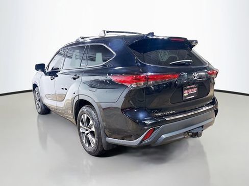 Used 2020 Toyota Highlander XLE AWD/4WD image 6