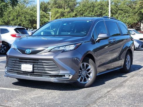 Used 2023 Toyota Sienna XLE FWD image 1