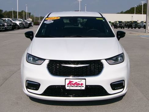 Used 2025 Chrysler Pacifica Select image 6