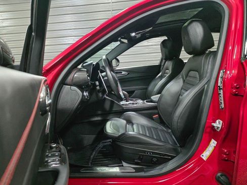 Used 2023 Alfa Romeo Giulia Estrema image 14