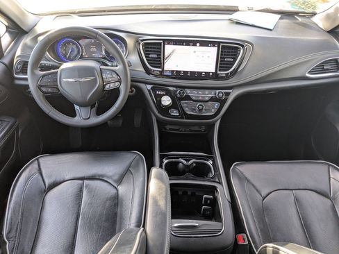 Used 2023 Chrysler Pacifica Limited w/ Uconnect Theater Family Group image 18