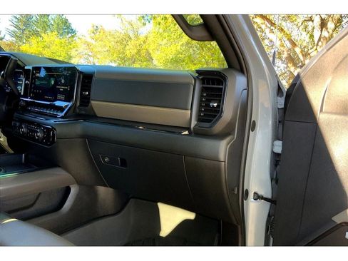 Used 2024 Chevrolet Silverado 2500 ZR2 w/ Technology Package image 18