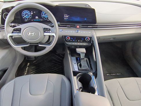 Certified 2025 Hyundai Elantra SEL FWD image 10