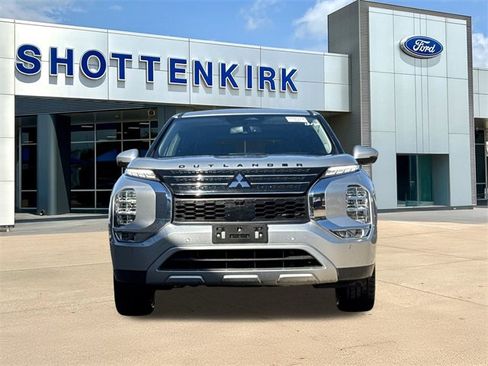 Used 2024 Mitsubishi Outlander SE Black Edition image 2