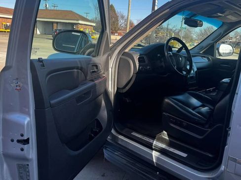 Used 2014 Chevrolet Suburban LTZ image 9