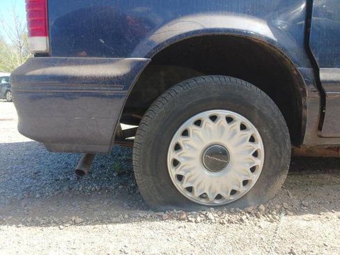 Used 1995 Plymouth Voyager FWD image 13