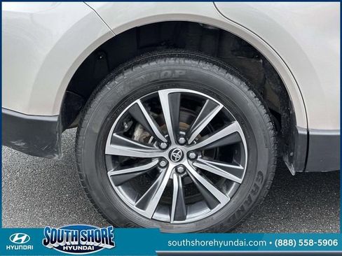 Used 2023 Toyota Venza LE image 9