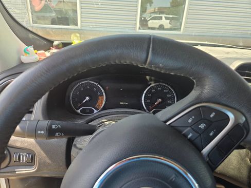 Used 2022 Jeep Renegade Limited AWD/4WD image 6